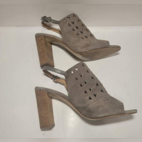 TAHARI SZ 9 Taupe 4" Block Heel Suede Cutout Detailing Open Toe Buckle Slingback - Picture 3 of 12